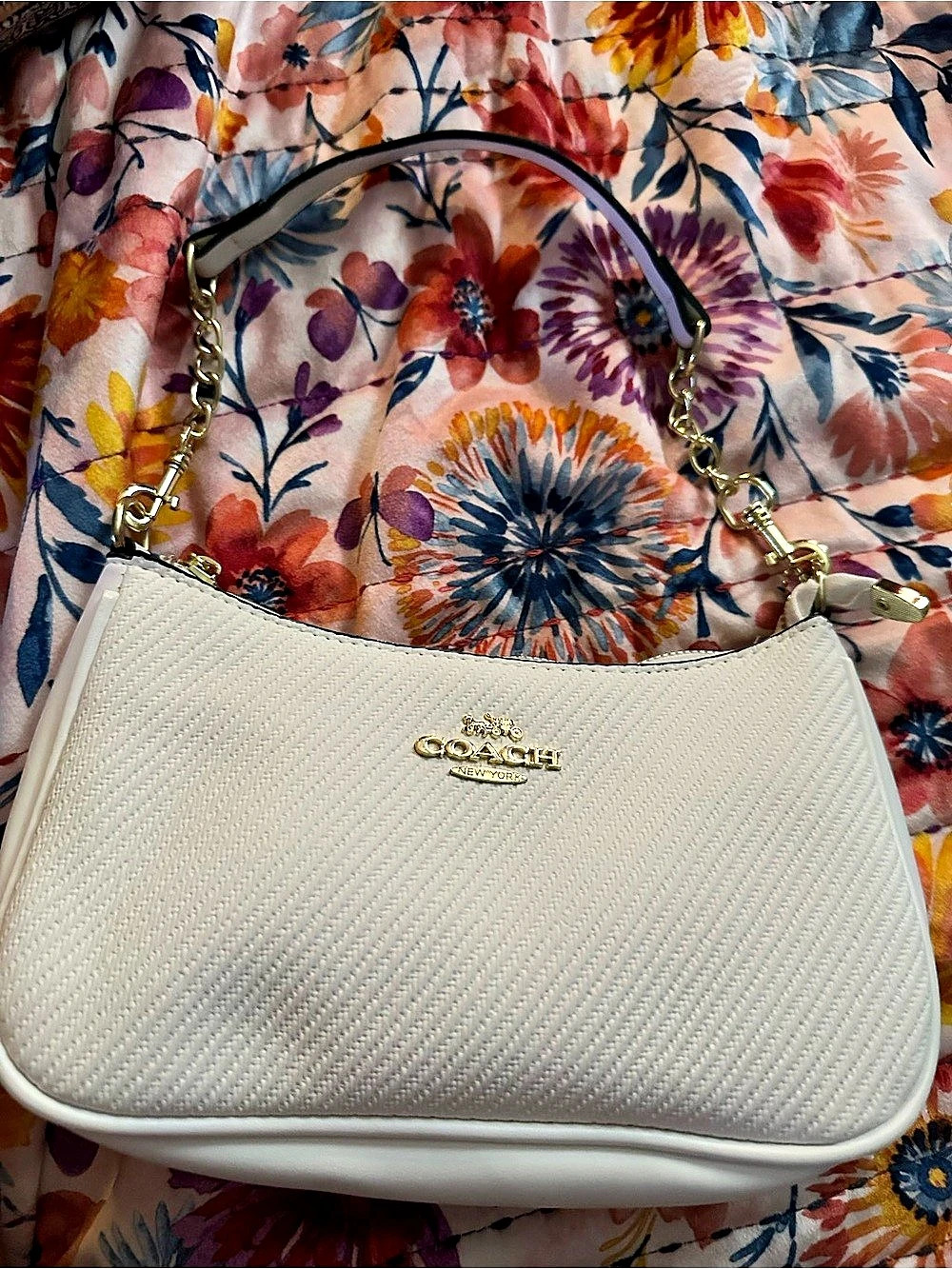 C Teri Shoulder Bag With Quilting White. Not authentic